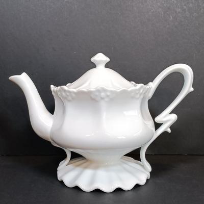 LOT 166: Peppertree Tabletops and Strawberry Street Dishware