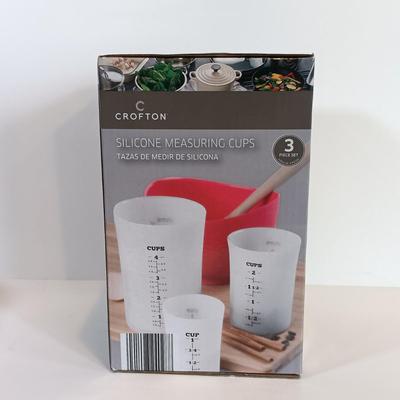 LOT 172: McCoy Butter Dish and Serving Platter, Pyrex Pie Plates, Pampered Chef Bread Tube & More