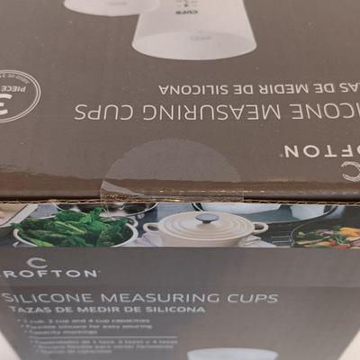 LOT 172: McCoy Butter Dish and Serving Platter, Pyrex Pie Plates, Pampered Chef Bread Tube & More