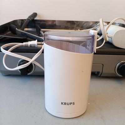 LOT 184: Tru Indoor Grill, Good Housekeeping Waffle Maker, Braun Hand Mixer & More