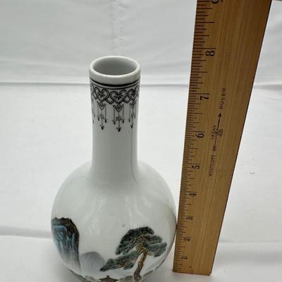 Chinese Vintage Porcelain, Beautiful Vase with six characters mark on the bottom-local pickup and shipping available