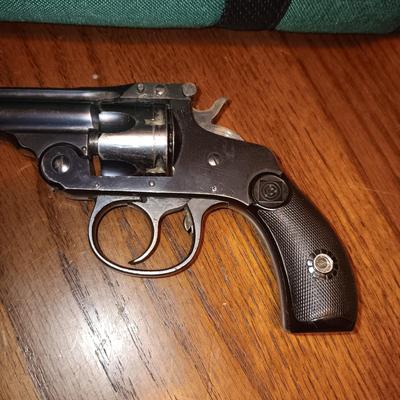 HARRINGTON RICHARDSON REVOLVER WITH CASE