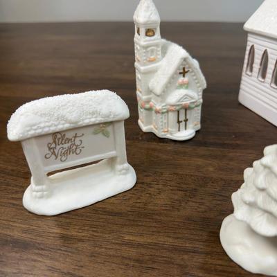 Christmas Figurines Lot- FREE NATIONWIDE SHIPPING FOR ALL LOTS
