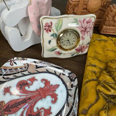 A Collection Of Vintage And Decorative Home Goods- FREE NATIONWIDE SHIPPING FOR ALL LOTS