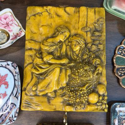 A Collection Of Vintage And Decorative Home Goods- FREE NATIONWIDE SHIPPING FOR ALL LOTS