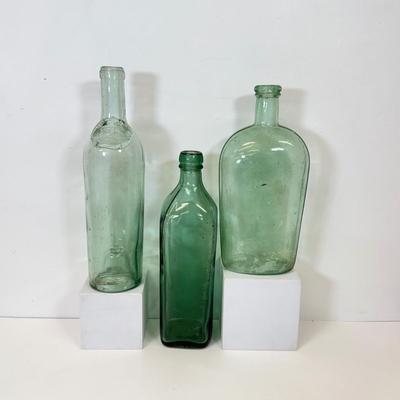 LOT 30: Antique/Vintage Glass Flasks & Bottles
