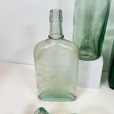 LOT 30: Antique/Vintage Glass Flasks & Bottles