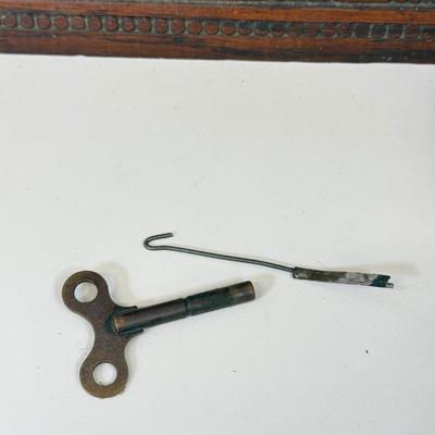 LOT 31: Vintage Wm L Gilbert Clock Co Concord No 3 Clock