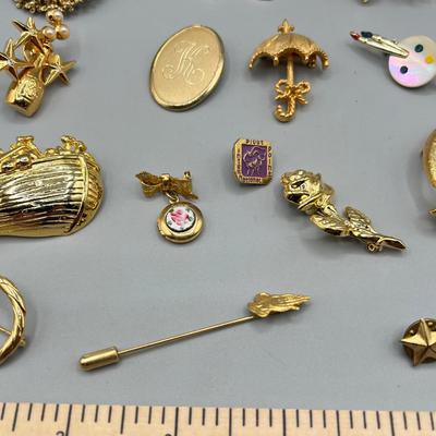LOT 70: Vintage Gold Toned Pin/Brooch Collection