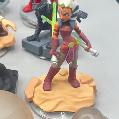 LOT 195: Star Wars Disney Infinity Figures and Accessories