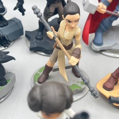 LOT 195: Star Wars Disney Infinity Figures and Accessories