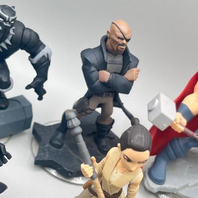 LOT 195: Star Wars Disney Infinity Figures and Accessories