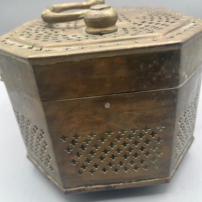 LOT 201: Eclectic Decor Collection