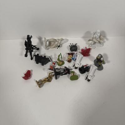 LOT 202: Star Wars Collectibles - Miniature Figures / Ships and More