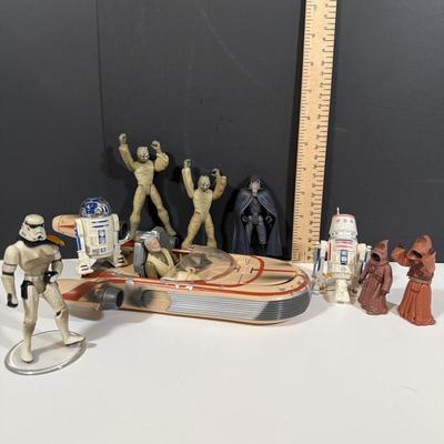 LOT 207: Star Wars Landspeeder Toy and Figures - A New Hope - 1990s