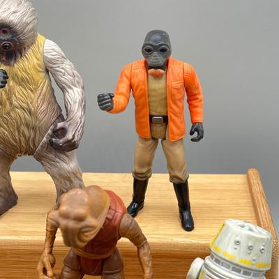 LOT 212: Star Wars 1990s Figure Collection - A New Hope Cantina