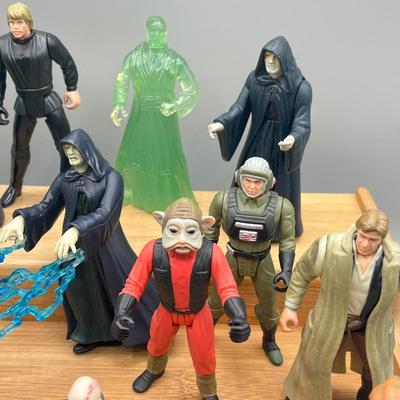LOT 216: Star Wars Figures - 1990s - Return of the Jedi w/ Speeder Bike