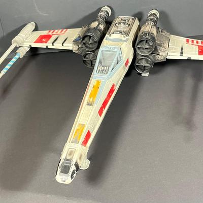 LOT: 221: We've Lost R2! Large 2002 Star Wars X-Wing Fighter Toy - Missing Droid