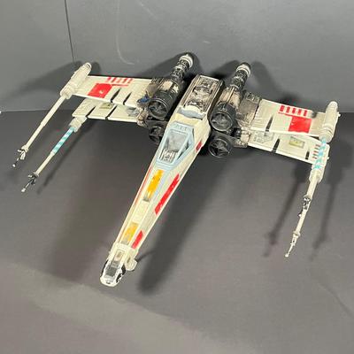 LOT: 221: We've Lost R2! Large 2002 Star Wars X-Wing Fighter Toy - Missing Droid