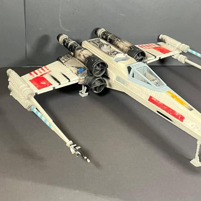 LOT: 221: We've Lost R2! Large 2002 Star Wars X-Wing Fighter Toy - Missing Droid