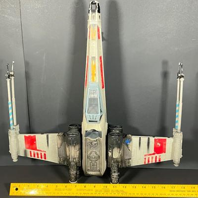 LOT: 221: We've Lost R2! Large 2002 Star Wars X-Wing Fighter Toy - Missing Droid