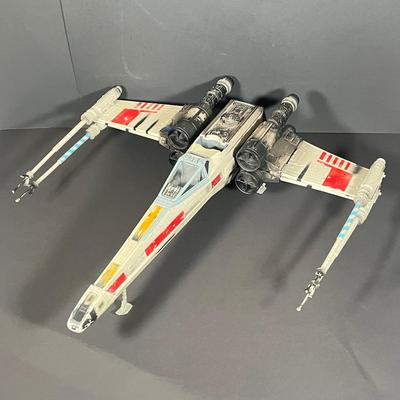 LOT: 221: We've Lost R2! Large 2002 Star Wars X-Wing Fighter Toy - Missing Droid