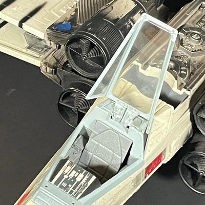 LOT: 221: We've Lost R2! Large 2002 Star Wars X-Wing Fighter Toy - Missing Droid