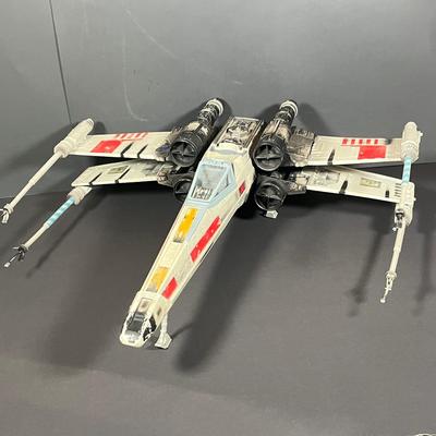 LOT: 221: We've Lost R2! Large 2002 Star Wars X-Wing Fighter Toy - Missing Droid