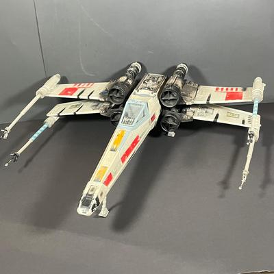 LOT: 221: We've Lost R2! Large 2002 Star Wars X-Wing Fighter Toy - Missing Droid