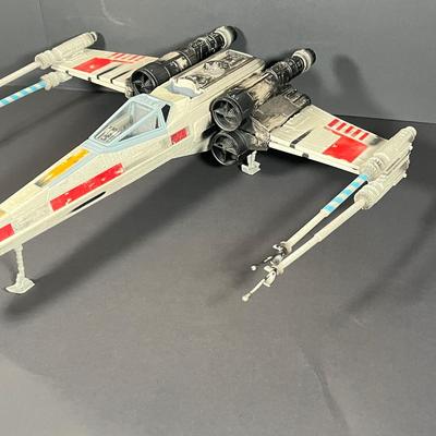 LOT: 221: We've Lost R2! Large 2002 Star Wars X-Wing Fighter Toy - Missing Droid