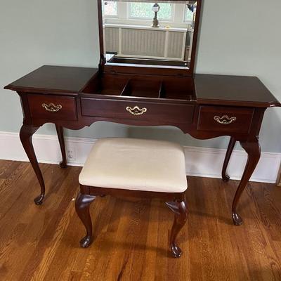 Thomasville Vanity W/ Flip Top Mirror and Matching Stool (B3-RG)