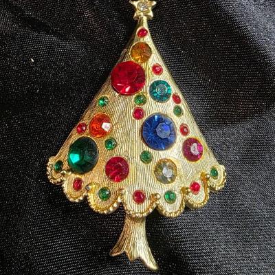 Vintage Rhinestone Christmas Tree Brooch – Gold-Tone Holiday Sparkle with Multicolor Jewels