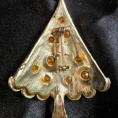 Vintage Rhinestone Christmas Tree Brooch – Gold-Tone Holiday Sparkle with Multicolor Jewels