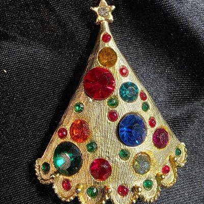 Vintage Rhinestone Christmas Tree Brooch – Gold-Tone Holiday Sparkle with Multicolor Jewels