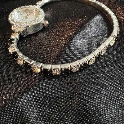 Elegant Silver-Tone Quartz Bracelet Watch with Rhinestone Bezel & Crystal Accented Band – Vintage-Inspired Women’s Timepiece