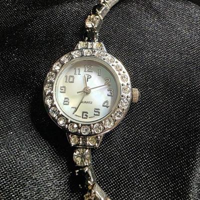 Elegant Silver-Tone Quartz Bracelet Watch with Rhinestone Bezel & Crystal Accented Band – Vintage-Inspired Women’s Timepiece