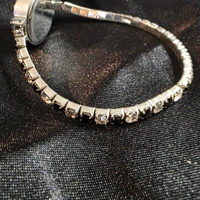 Elegant Silver-Tone Quartz Bracelet Watch with Rhinestone Bezel & Crystal Accented Band – Vintage-Inspired Women’s Timepiece