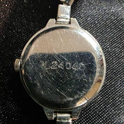 Elegant Silver-Tone Quartz Bracelet Watch with Rhinestone Bezel & Crystal Accented Band – Vintage-Inspired Women’s Timepiece