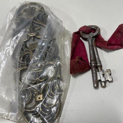 Keyhole cover and keys