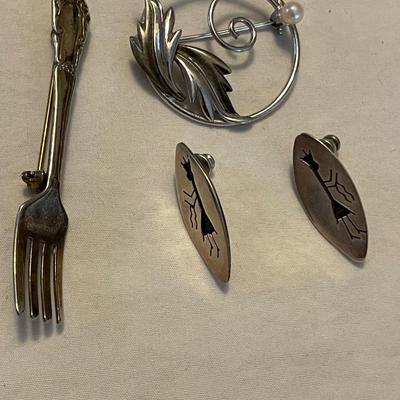 TWO STERLING PINS AND A PAIR OF STERLING EARRINGS