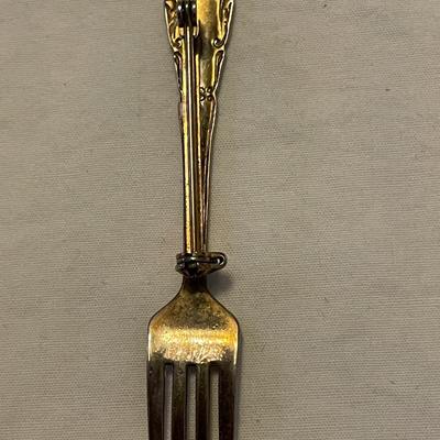 TWO STERLING PINS AND A PAIR OF STERLING EARRINGS