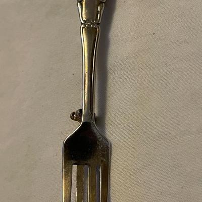 TWO STERLING PINS AND A PAIR OF STERLING EARRINGS