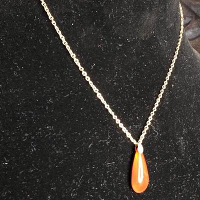 Vintage Gold-Tone Tear-Drop Pendant Necklace with Orange Art Glass Drop – Elegant Minimalist Jewelry