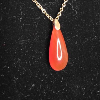 Vintage Gold-Tone Tear-Drop Pendant Necklace with Orange Art Glass Drop – Elegant Minimalist Jewelry
