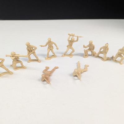1960's 30+ Vintage Plastic Soldiers