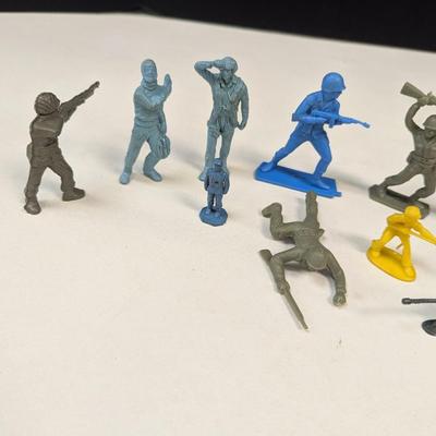 1960's 30+ Vintage Plastic Soldiers