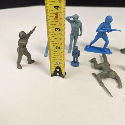 1960's 30+ Vintage Plastic Soldiers