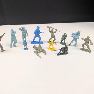 1960's 30+ Vintage Plastic Soldiers