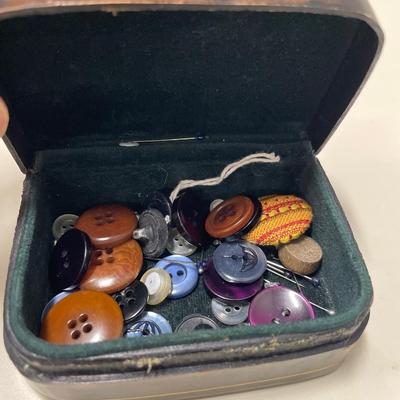 Italian calf leather box with buttons