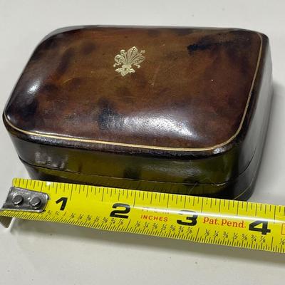 Italian calf leather box with buttons